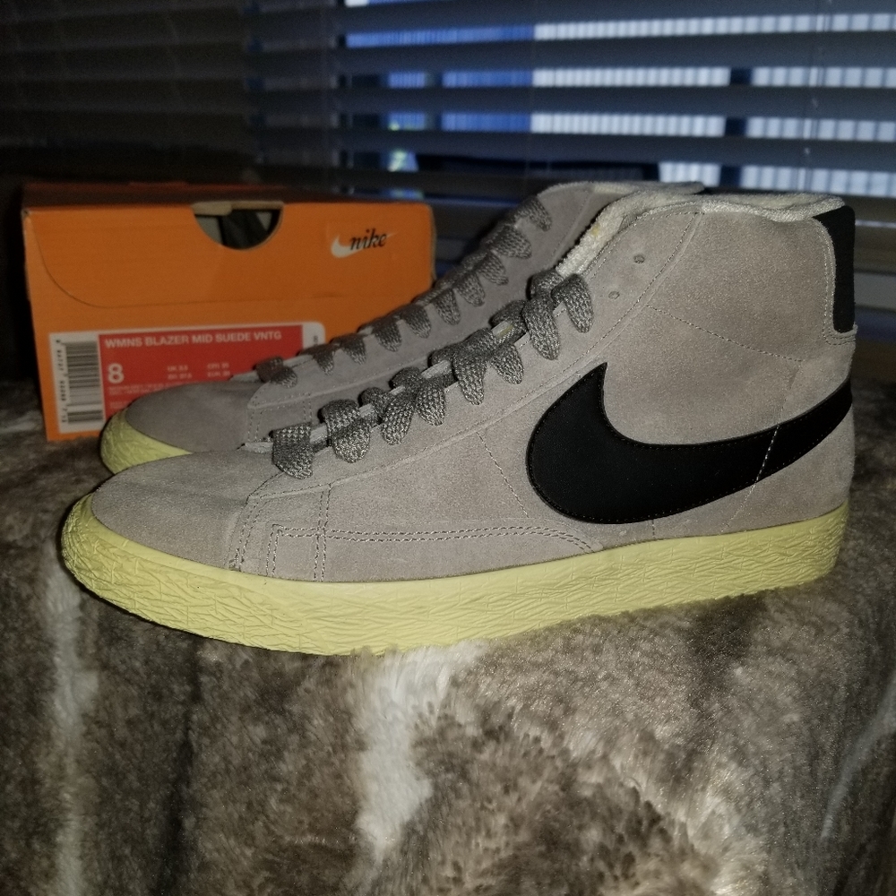 NIKE WOMEN'S BLAZER MID